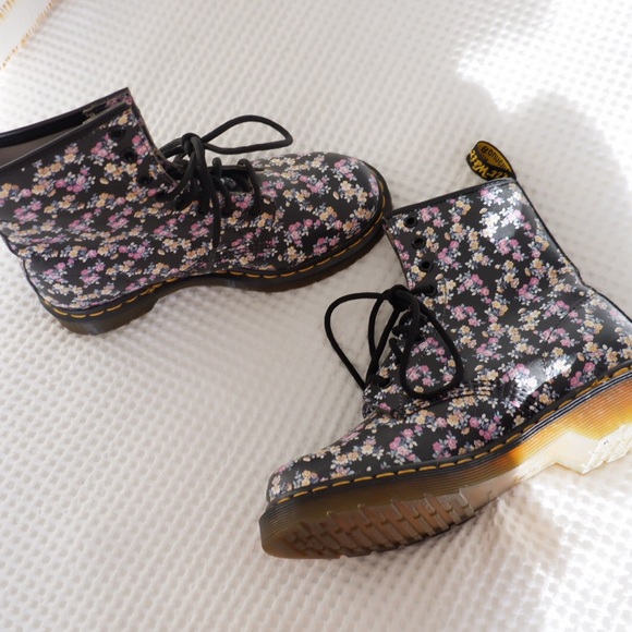 DR. MARTENS 1460 FLORAL LACE UP BOOTS ✨ - Picture 2 of 6